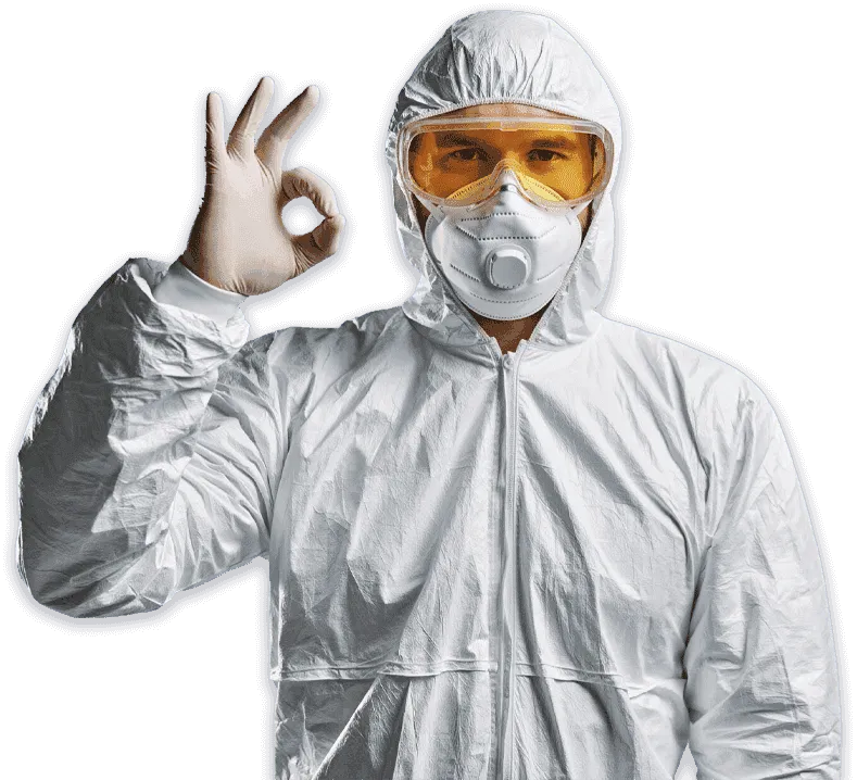 disinfestatore con pollice in su e tuta di sicurezza